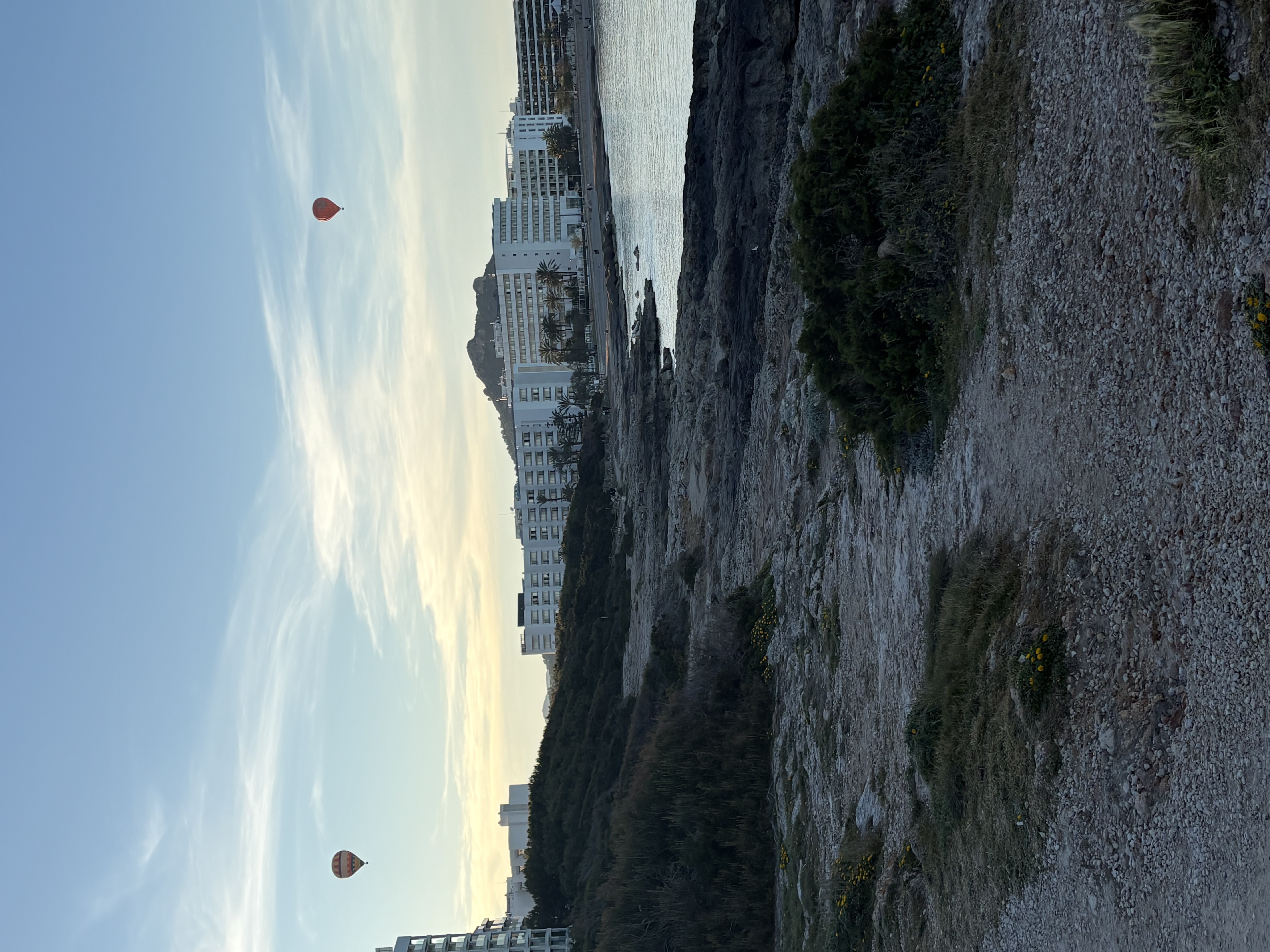Costa de Cala Millor al atardecer con globos aerostaticos