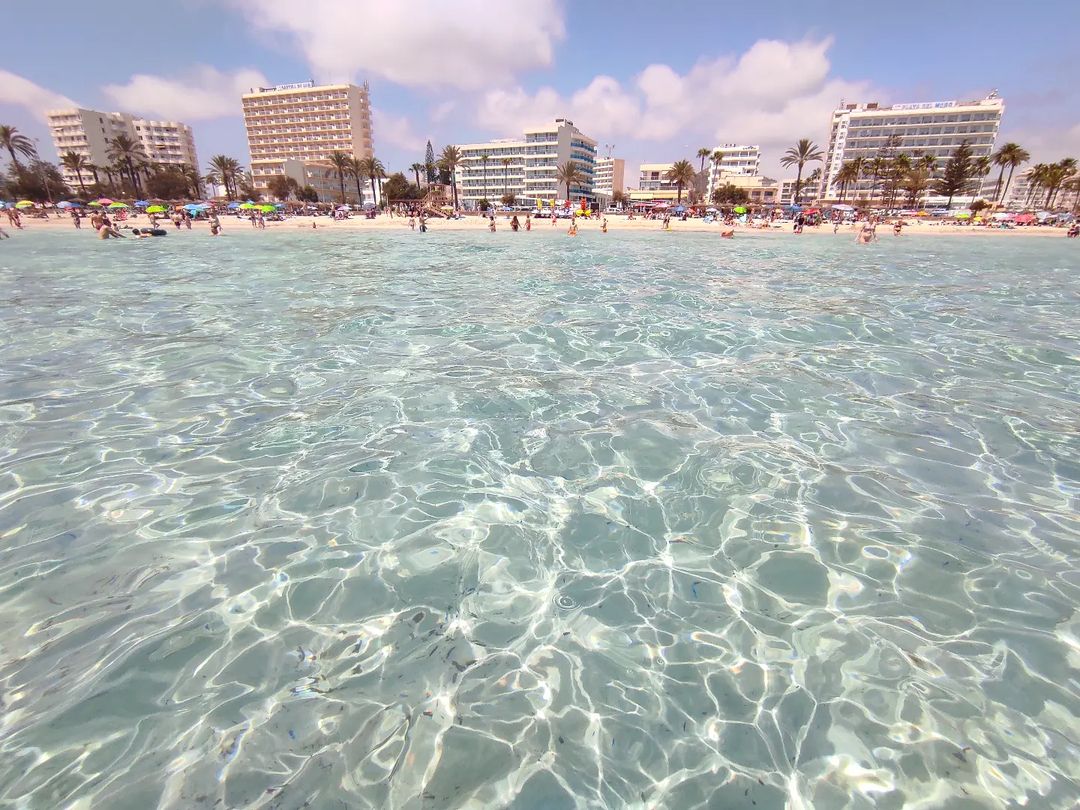 Playa de Cala Millor con agua cristalina